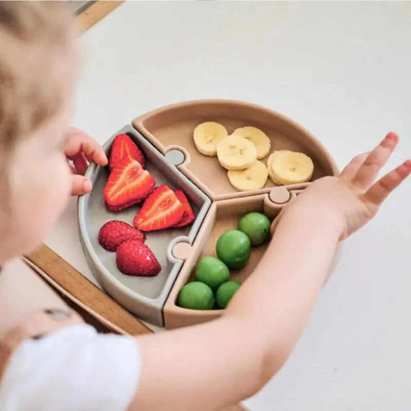 Assiette Puzzle MINIKOIOI avec Ventouse en Silicone – Beige