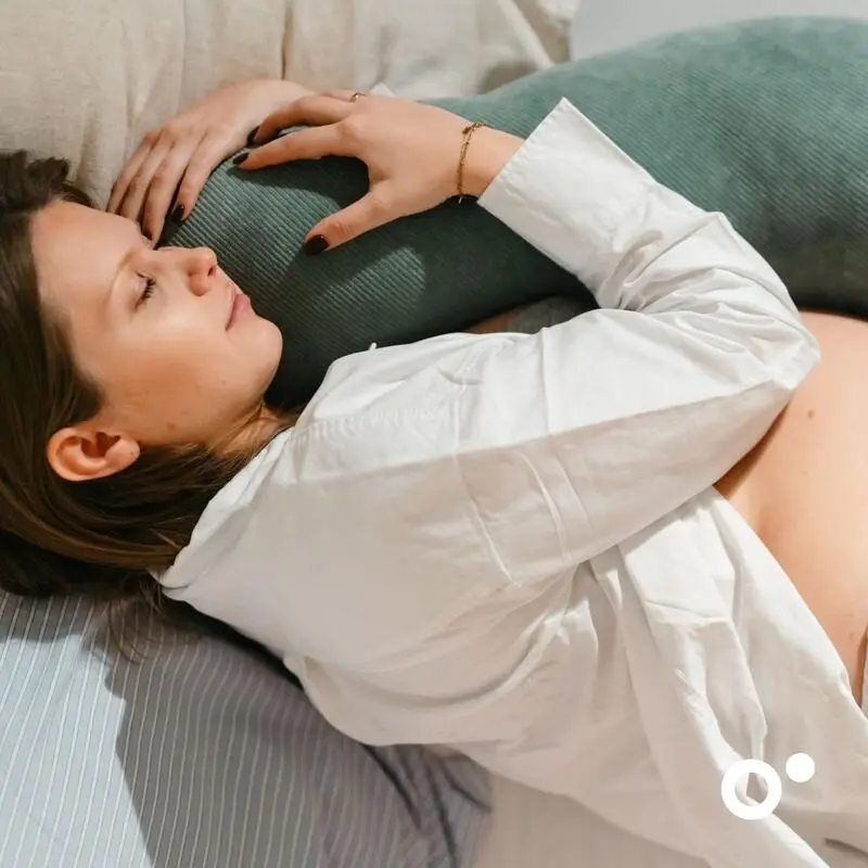 Coussin de maternité Buddy en velours côtelé vert - DOOMOO