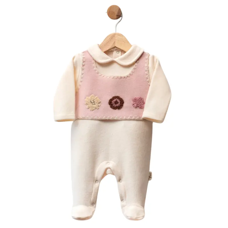 Grenouillère bébé en polaire avec plastron rose et fleurs crochetées