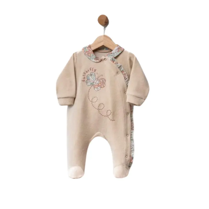 Grenouillère bébé en velours avec broderie papillon et finitions fleuries