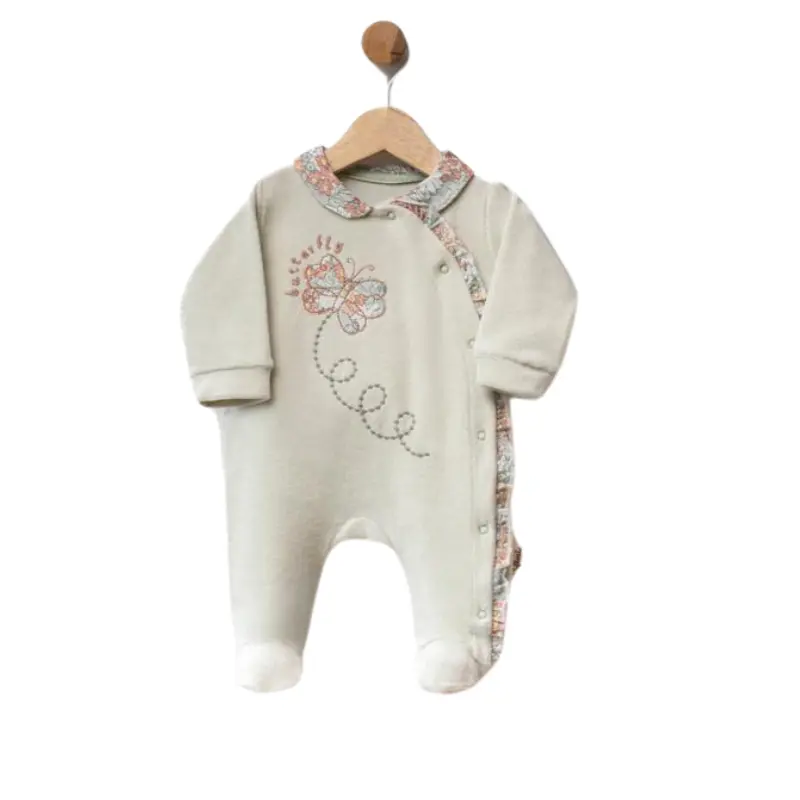 Grenouillère bébé en velours avec broderie papillon et finitions fleuries