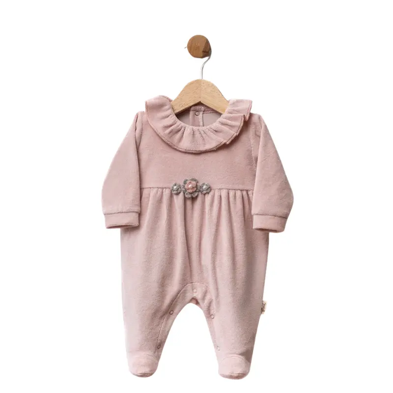 Grenouillère bébé en velours avec col volanté et fleurs décoratives