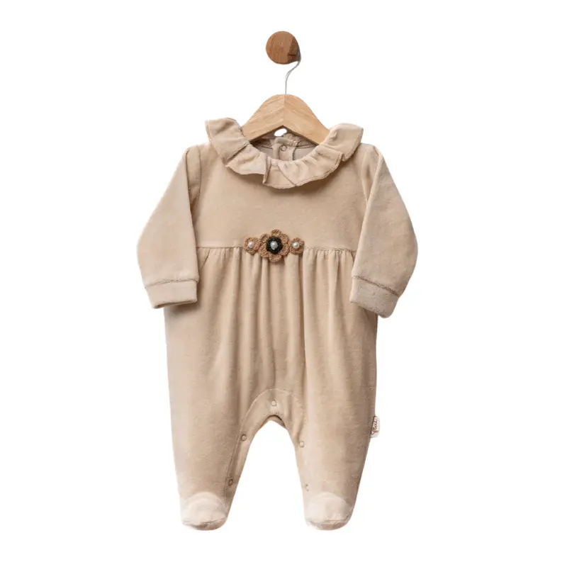 Grenouillère bébé en velours avec col volanté et fleurs décoratives
