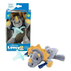 Teddy le Triceratops Lovey avec tétine de Dr. Brown’s, l'adorable compagnon conçu pour apaiser et réconforter votre bébé. Ce jouet doux et sécuritaire est doté d'une tétine attachée qui permet à bébé de s'apaiser tout en découvrant le monde autour de lui. Le design innovant combine un animal en peluche câlin avec une tétine orthodontique, favorisant ainsi le développement oral naturel de bébé tout en offrant un réconfort immédiat. Fabriqué avec des matériaux sans BPA, Teddy le Triceratops est non seulement doux pour la peau sensible de bébé, mais aussi facile à entretenir pour les parents. Optez pour Teddy le Triceratops Lovey avec tétine pour une expérience de succion apaisante et ludique, idéale pour les moments calmes et les instants de câlins.