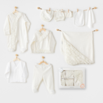 Le Coffret Naissance 10 Pièces 100% Coton Chic Fille - Blanc de la marque Bambinis Baby est l'ensemble parfait pour accueillir une petite fille avec style et confort. Fabriqué en coton de haute qualité, cet ensemble offre douceur et protection pour la peau délicate de votre bébé. Idéal pour les nouveau-nés de 0 à 3 mois, chaque pièce est soigneusement conçue pour répondre aux besoins essentiels des premiers mois de vie.